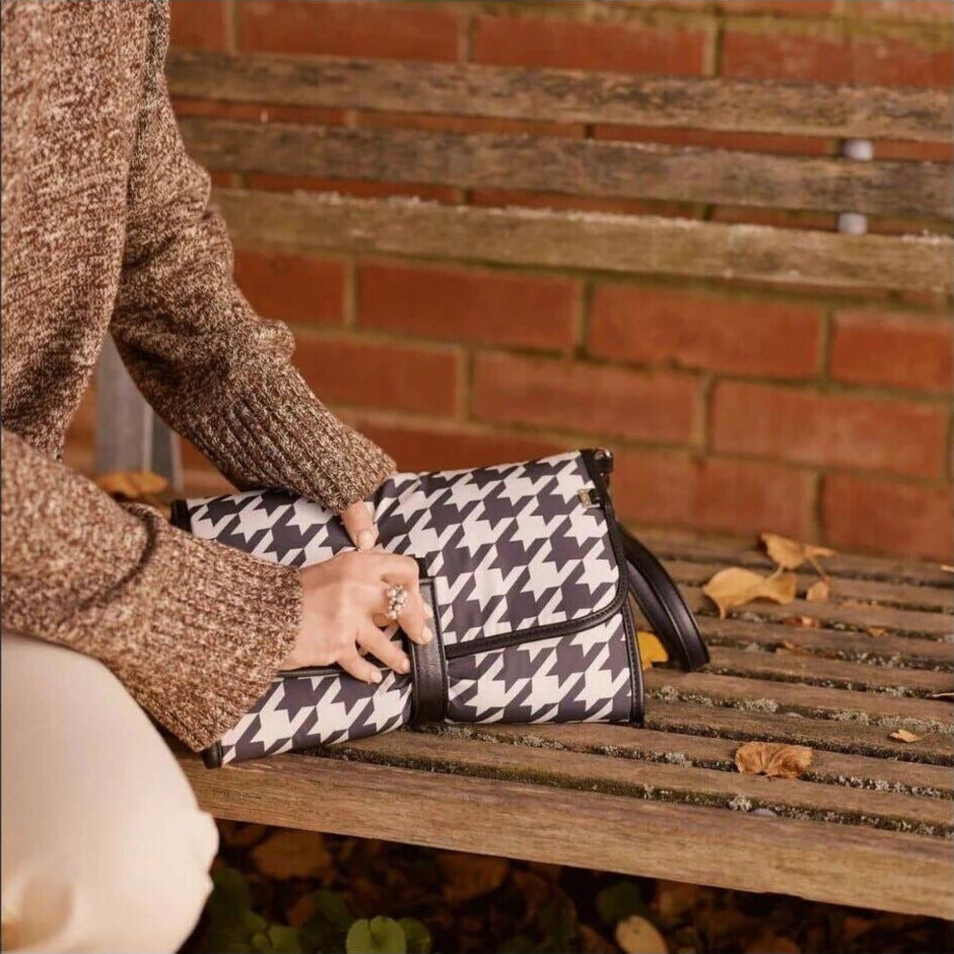 OiOi Change Mat Clutch Houndstooth | Aster & Ruby